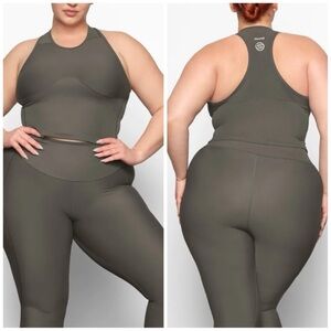 SKIMS Performance Racerback Tank Gunmetal